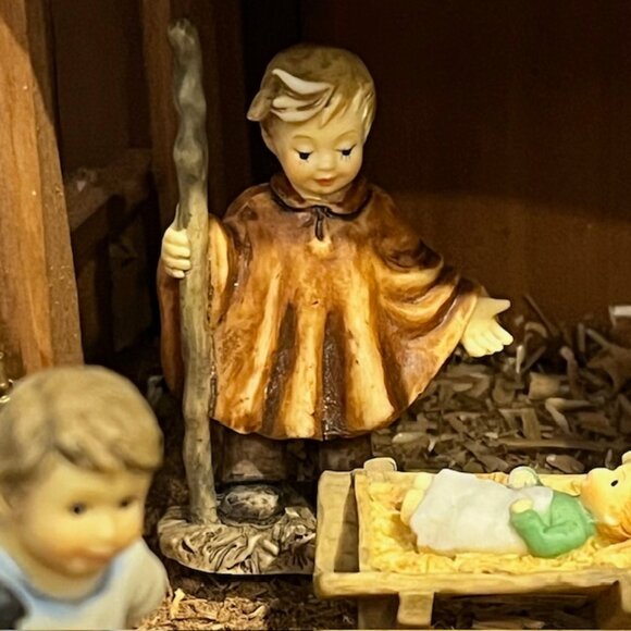 21 Piece M.J. Hummel Danbury Mint Miniature Children's Nativity Set - Picture 4 of 16